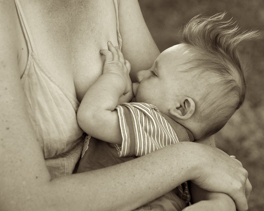 https://pixabay.com/photos/breastfeeding-baby-boy-infant-2771225/