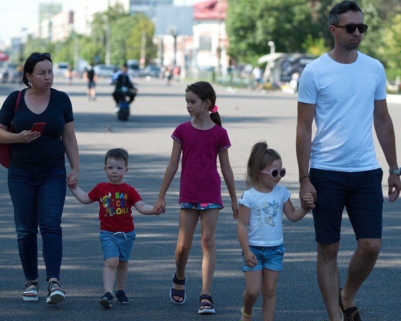 9 Simple Ways to Have a Strong and Happy Family