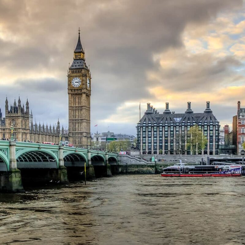 A Guide to Exploring UK without a Tour Guide