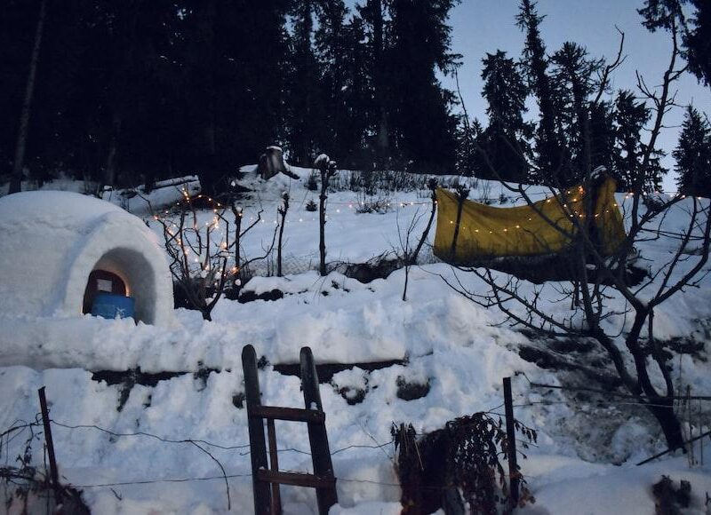 How to Build a Backyard Igloo: Winter Weather Fun for the Kids (And You!)