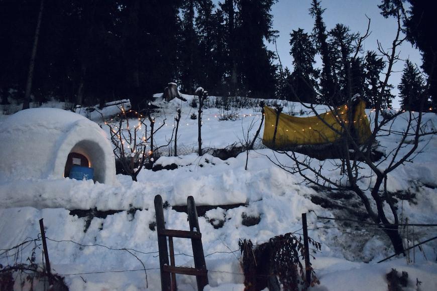 How to Build a Backyard Igloo: Winter Weather Fun for the Kids (And You!)